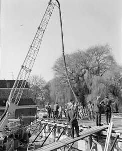 45997 Afbeelding van het storten van beton voor brugdek van de in aanbouw zijnde Albatrosbrug over de Kromme Rijn te Utrecht.